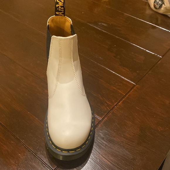 DOC MARTENS MEN SIZE 7 WHITE BOOTS - Picture 4 of 5